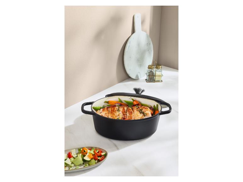 Schwarzer Bräter mit Braten und Gemüse, dazu ein Beilagensalat.