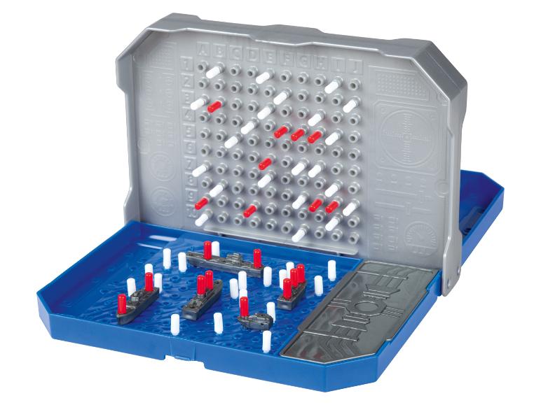 Schlachtschiff-Brettspiel mit Schiffen, roten und weißen Stiften.