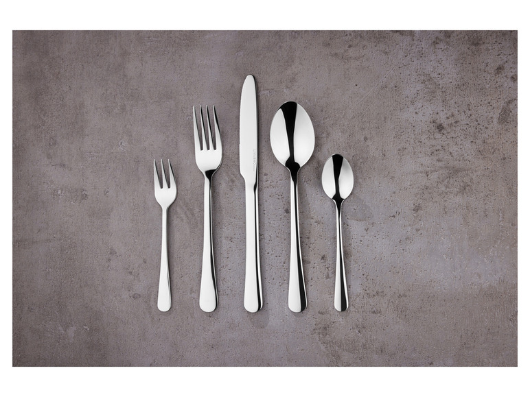 Ein Messer, zwei Gabeln und zwei Löffel von Livarno.