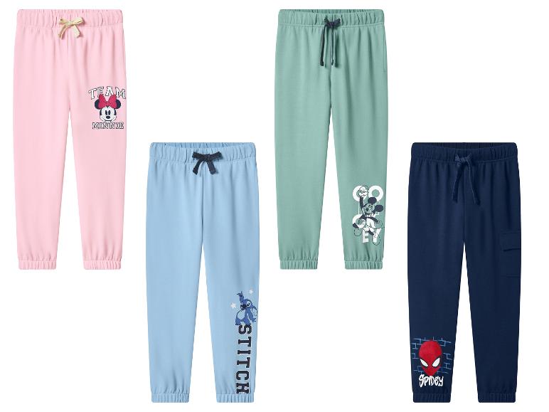 Vier Kinder-Jogginghosen: rosa mit Minnie Maus, hellblau mit Stitch, grün mit Mickey Maus und marineblau mit Spidey.