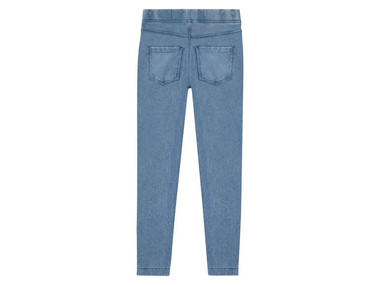 Blaue Jeans mit elastischem Bund.