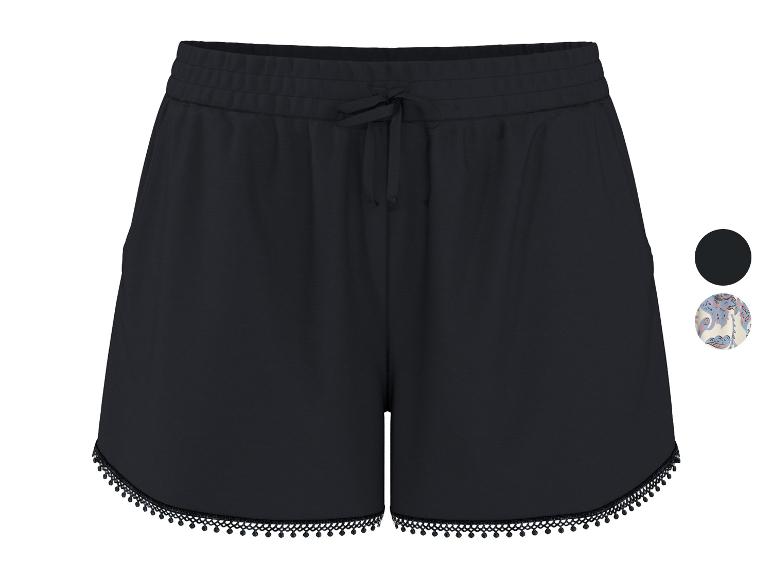 Schwarze Damenshorts mit dekorativem Saum und Kordelzug in der Taille.