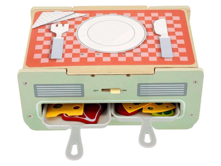 Hölzerner Spielzeugtoaster mit rot karierter Oberseite, Teller, Besteck und ausziehbaren Essensschalen.