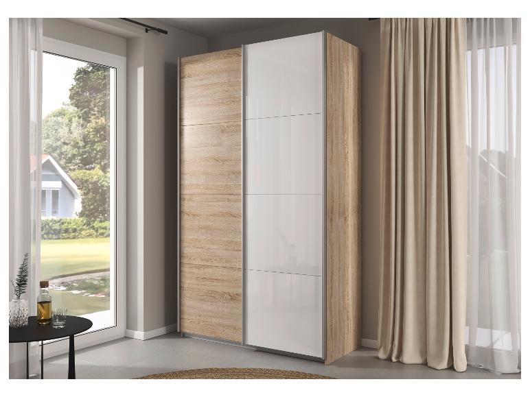 Moderner Kleiderschrank mit Schiebetüren.