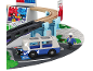 Holzeisenbahn-Set mit Stadion, Bus und Figur, auf einer Straßen-Spielmatte.