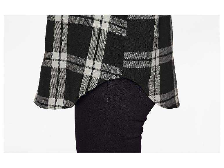 Unterer Teil eines schwarz-weiß karierten Hemdes mit dunkelblauen Jeans