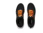 Ein Paar schwarze Sportschuhe mit orangefarbenen Schnürsenkeln, von oben gesehen.