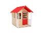 Holzspielhaus mit rotem Dach und Tür, weißen Fenstern und Geländer.
