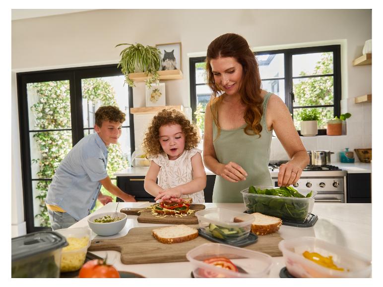 Sandwiches und Lunchboxen mit frischen Zutaten zubereiten.