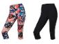 Zwei Damen-Sportleggings: eine mit Blumenmuster und eine schwarze.