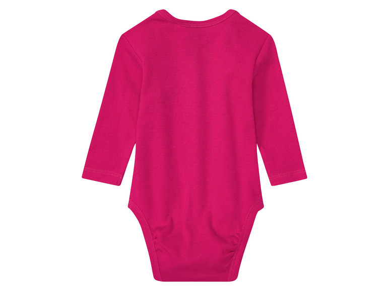 Ein rosa Baby-Body mit langen Ärmeln.
