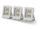 Drei digitale Thermometer zeigen Temperatur und Luftfeuchtigkeit an.