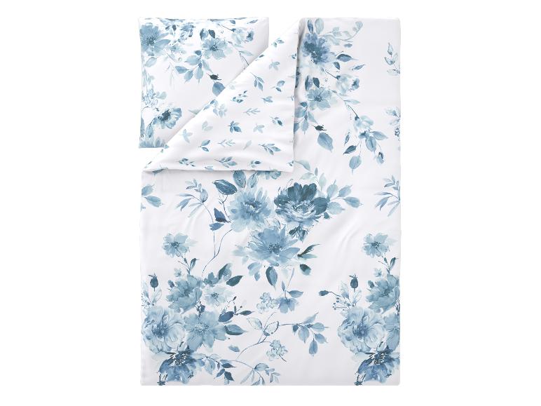 Bettwäsche-Set mit blauem Aquarell-Blumenmuster auf weißem Hintergrund.