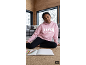 Mädchen in rosa 'Aspen Colorado' Hoodie sitzt auf dem Boden mit Buntstiften.
