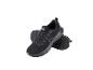 Schwarze Sportschuhe mit weißem Logo auf der Zunge, von vorne und seitlich gesehen.