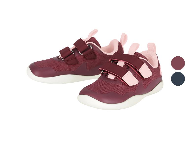 Bordeauxrote und pinke Kindersneaker mit Klettverschluss.
