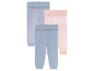 Drei Leggings für Babys: eine mit Blumenmuster, eine gestreift und eine einfarbig blau.