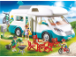 Spielzeug-Wohnmobil mit Spielfiguren und Camping-Zubehör im Freien.