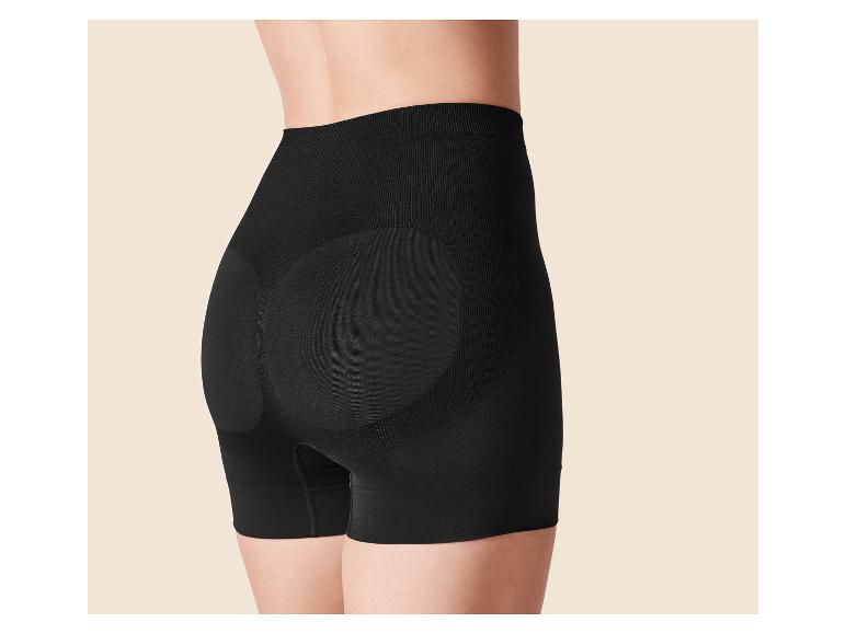 Rückenansicht einer Frau in schwarzen High-Waist-Shorts mit Po-Polsterung
