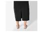 Schwarzes Kleid und graue Mules: elegante Kleidung und Schuhe.