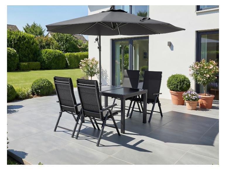 Gartenmöbel-Set mit schwarzem Tisch, vier Stühlen und Sonnenschirm auf der Terrasse.