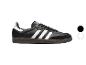Schwarze Sportschuhe mit weißen Details und Gummisohle.