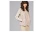 Frau in beiger Fleeceweste, Langarmshirt und beiger Hose.