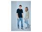 Mann in schwarzem T-Shirt und Jeans, Frau in grünem T-Shirt und Jeans.