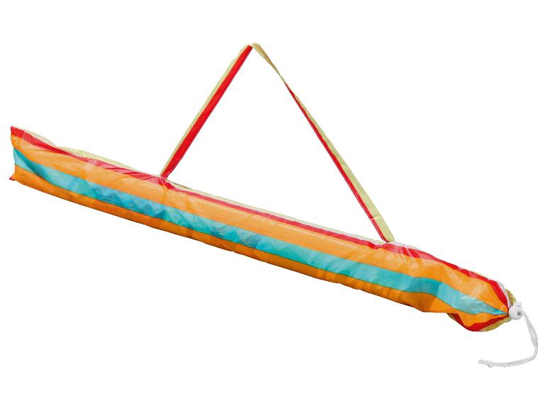 Gestreifte Strandtasche mit Sonnenschirm.