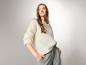 Frau in einem gemütlichen ESMARA® Mohair-Mix-Premium-Pullover und grauer Hose.