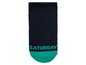 Eine dunkelblaue Socke mit grünem Band und dem Schriftzug 'SATURDAY'.
