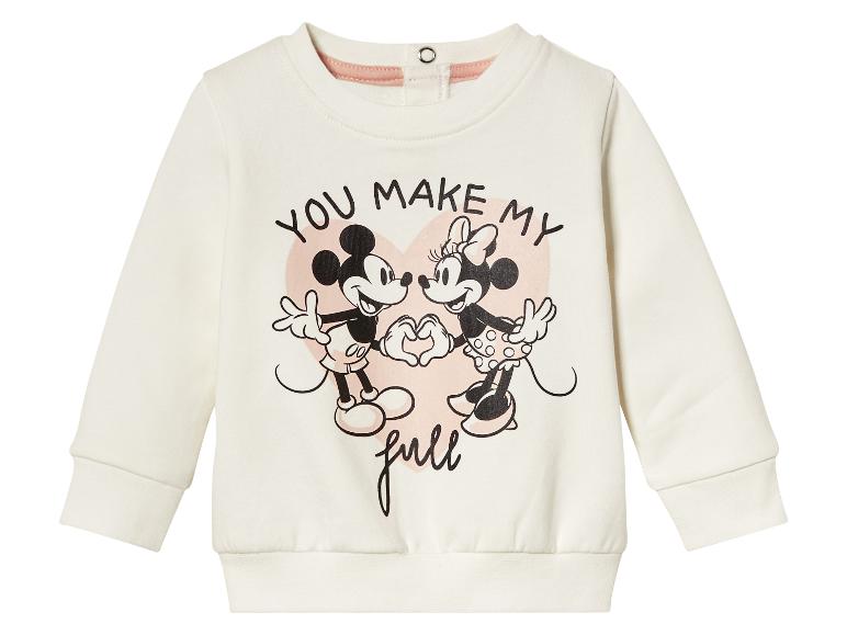 Ein weißer Pullover mit langen Ärmeln und Mickey Mouse und Minnie Mouse Aufdruck.