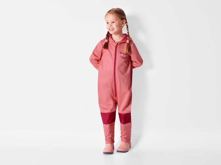 Ein rosafarbener Overall mit Kapuze von Reima für Mädchen.