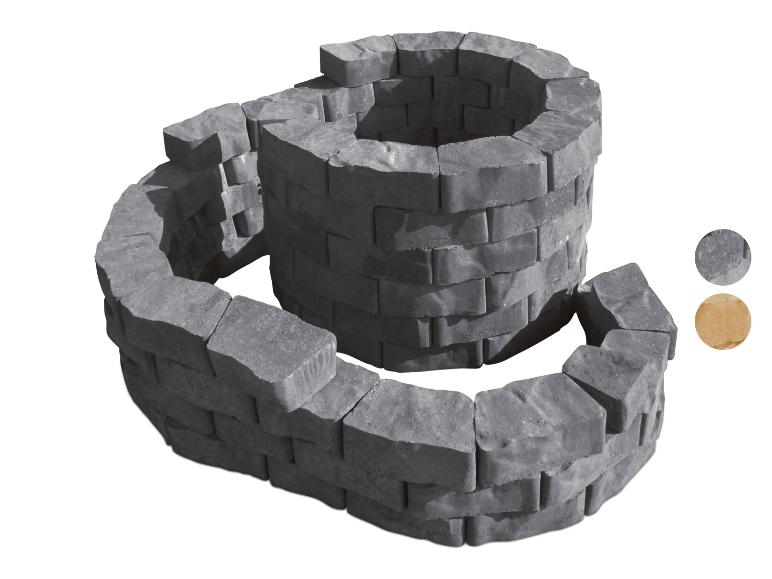 Graues und beiges Hochbeet aus Betonsteinen, kreisförmig und spiralförmig.