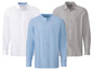 Drei Hemden mit langen Ärmeln: weiß, hellblau und grau.