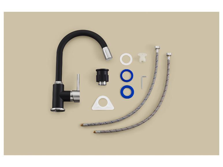 Schwarze Küchenarmatur und Installationsteile auf beigem Hintergrund.