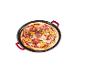 Pizza mit Salami, Paprika und roten Zwiebeln in einer runden Backform.