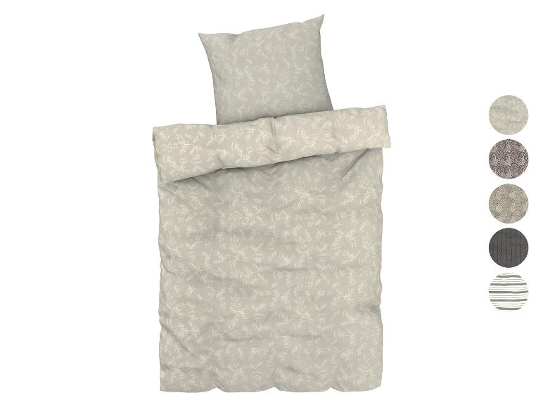 Beige Bettbezug mit weißem Blumenmuster.