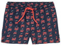 Blaue Badehose mit rotem Krabbenmuster.