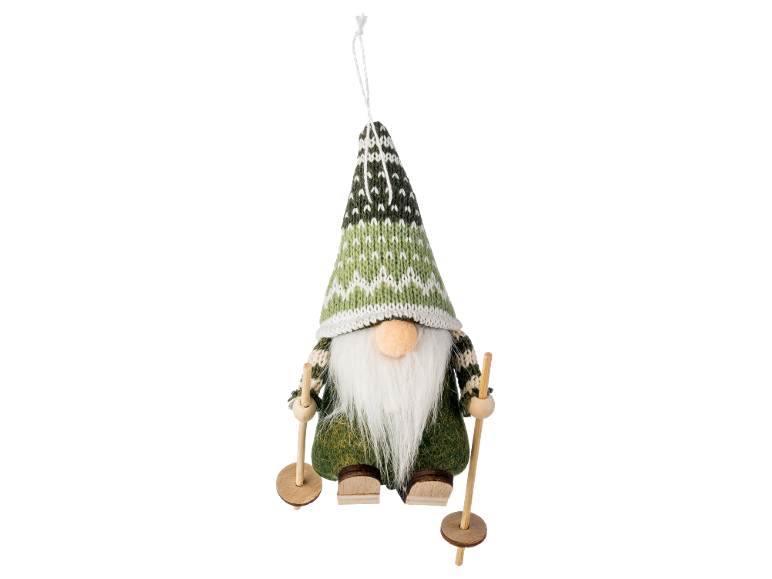 Weihnachtszwerg mit grün-weißer Strickmütze, weißem Bart und Holzskiern.