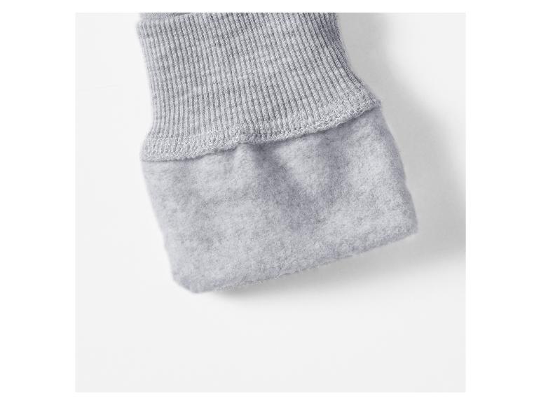 Nahaufnahme der grauen Innenseite eines Hoodies.