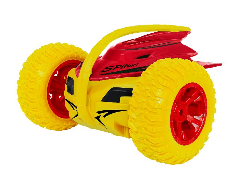 Ein gelbes und rotes Spinact Stunt-Auto mit großen Rädern.