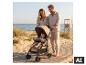 BABYGO Buggy Easy Travel auf einem Holzsteg am Strand. [KI-generiertes Bild]