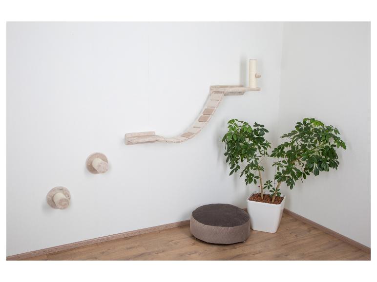 Wandmontiertes Katzenmöbel mit Regalen, Kratzbäumen und Zimmerpflanze.