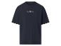 Dunkelblaues T-Shirt mit Basketballmotiv und dem Text „K.B. BLACK MAMBA“.