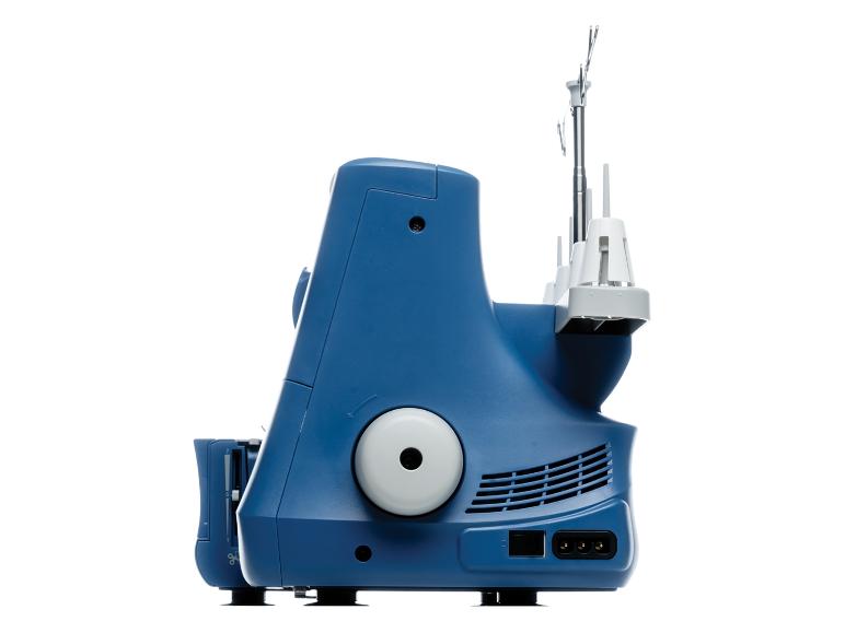 Blaue Overlock-Nähmaschine mit sichtbarem Einstellrad und Stromanschlüssen