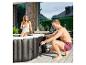 Ein Mann bereitet den aufblasbaren Outdoor-Whirlpool HOME DELUXE Drop im Garten vor.