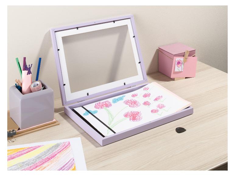 Ein lilafarbener Bilderrahmen mit einer Blumenzeichnung