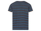 Ein gestreiftes T-Shirt mit kurzen Ärmeln in Marineblau mit orangefarbenen und blauen Streifen.