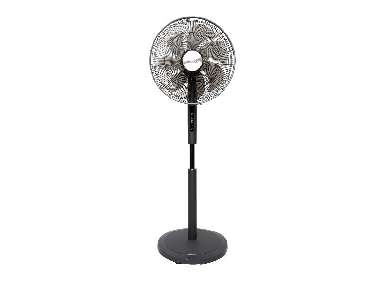 Schwarzer Standventilator mit rundem Fuß und digitalen Bedienelementen